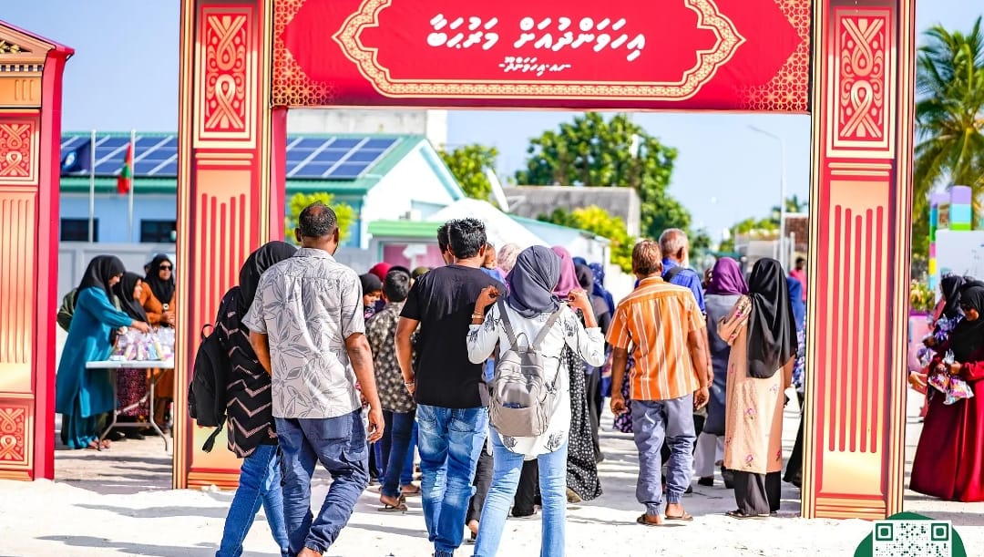 ރޯދަވިޔަފާރިއަށް ބޮޑުތިލަދުންމަތިން މީހުން އަރައި އިހަވަންދޫ ފުރާލައިފި